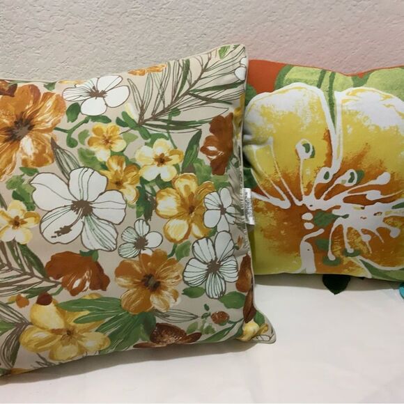 Pair of Solaris Indoor Outdoor Decorative Pillows NWT - Picture 1 of 13